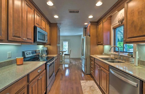 South Sarasota House | Bright Sarasota Bungalow - 5 Mi to Siesta Beach!