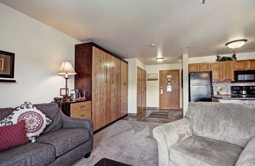 Historic District Condo | Bright Scenic Studio Walk to Ski and Apres-Ski - Sleeps 4