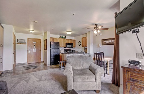 Historic District Condo | Bright Scenic Studio Walk to Ski and Apres-Ski - Sleeps 4