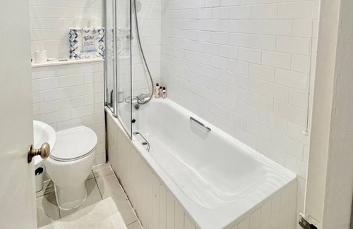 Golborne Apartment | Bright & Serene 2BD Flat - Ladbroke Grove