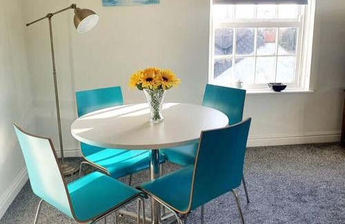 Markfield Apartment | Bright spacious 1bed flat, with off-road parking!