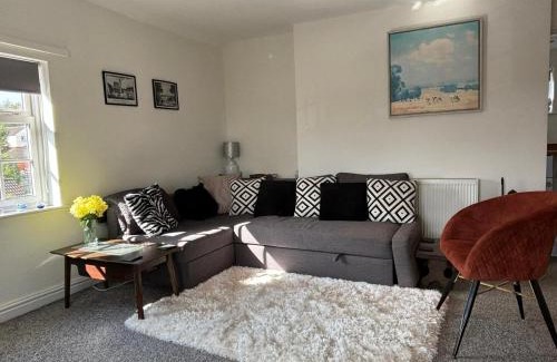 Markfield Apartment | Bright spacious 1bed flat, with off-road parking!