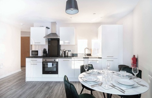 Old Trafford Apartment | Bright & Spacious 2 Bedroom Manchester Apartment