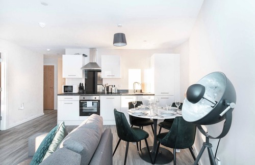 Old Trafford Apartment | Bright & Spacious 2 Bedroom Manchester Apartment
