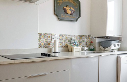 Bonnington Apartment | Bright, Spacious 2 Bedroom Flat in Stockbridge