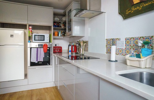 Bonnington Apartment | Bright, Spacious 2 Bedroom Flat in Stockbridge