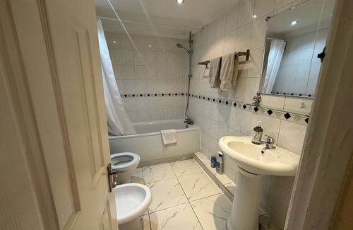 City of Westminster Apartment | Bright & Spacious 2BR/1BA In London - PRIME CENTRAL LONDON LOCATION