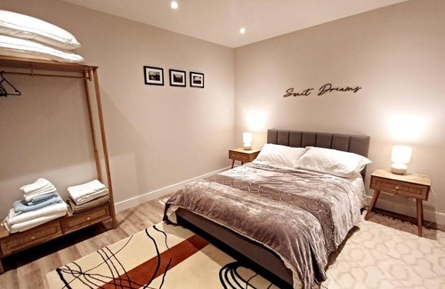 Windsor Apartment | Bright, spacious and modern, garden flat in Central Windsor, private entrance, free parking, EV point, garden view, close to Legoland, Windsor Great Park, Ascot, Heathrow