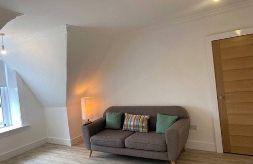 Paisley Apartment | Bright & Spacious, Central for Airport and Glasgow