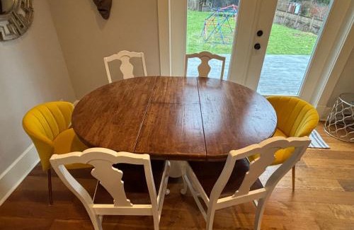 Victoria House | Bright Spacious Entire Home with Kids Backyard Set