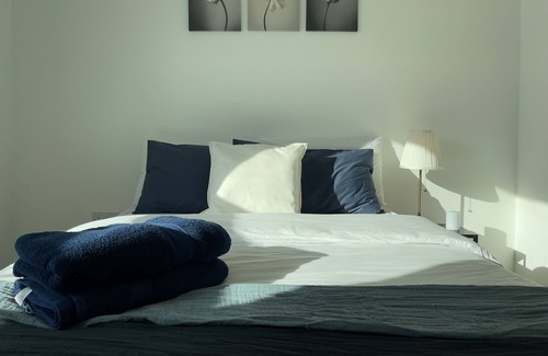 Broad Green Apartment | Bright & Spacious Flat In London