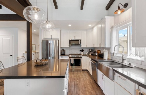 Van Nuys House | Bright Spacious Home With Office, BBQ & Backyard