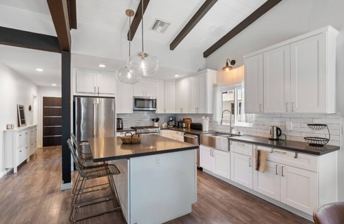 Van Nuys House | Bright Spacious Home With Office, BBQ & Backyard