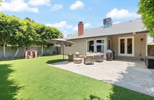 Van Nuys House | Bright Spacious Home With Office, BBQ & Backyard