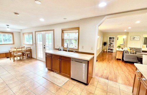 Parkrose Heights House | Bright Spacious Home, HUGE private backyard, 10 Mins to PDX Airport