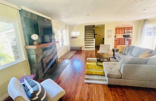 Parkrose Heights House | Bright Spacious Home, HUGE private backyard, 10 Mins to PDX Airport