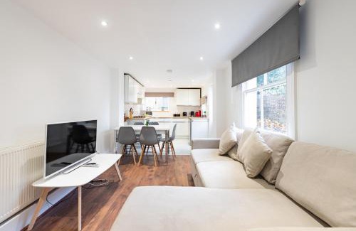 Wimbledon Apartment | Bright, Spacious & Large Wimbledon Flat (17WHS)