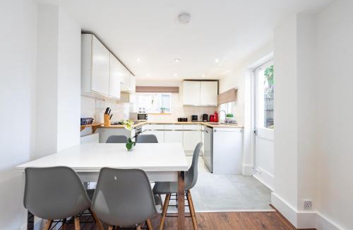 Wimbledon Apartment | Bright, Spacious & Large Wimbledon Flat (17WHS)