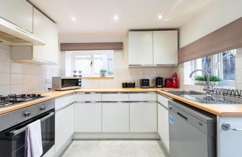 Wimbledon Apartment | Bright, Spacious & Large Wimbledon Flat (17WHS)