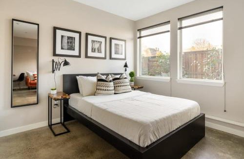 Belmont Apartment | Bright Studio Apartment - Food Carts & Local Shops