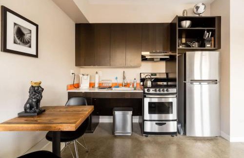 Belmont Apartment | Bright Studio Apartment - Food Carts & Local Shops