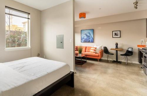 Belmont Apartment | Bright Studio Apartment - Food Carts & Local Shops