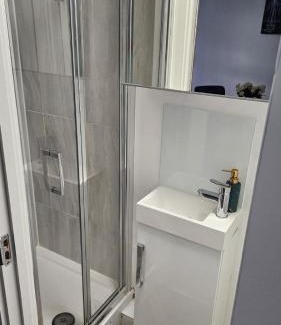 Kensal Green Apartment | Bright Studio Apt, Great connection 2B