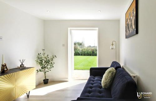 Attleborough House | Bright & Stylish Bungalow Retreat in Attleborough