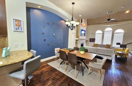 Woodlake - Briar Meadow House | Bright & Stylish Galleria Stay Sleeps 8