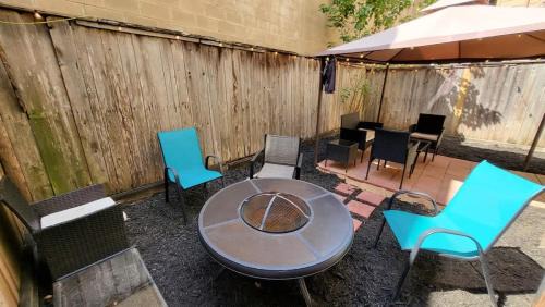 Woodlake - Briar Meadow House | Bright & Stylish Galleria Stay Sleeps 8