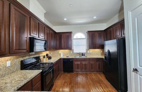 Woodlake - Briar Meadow House | Bright & Stylish Galleria Stay Sleeps 8