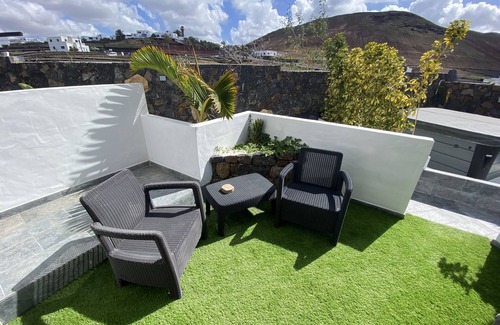 Tinajo Apartment | Bright suite with terrace