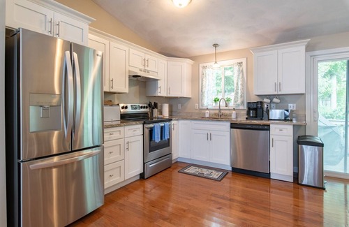 Narragansett House | Bright & Sunny Two level home, sleeps 10 w/association beach