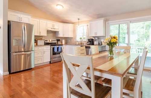 Narragansett House | Bright & Sunny Two level home, sleeps 10 w/association beach