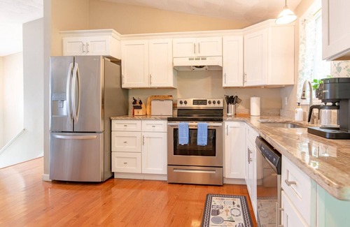 Narragansett House | Bright & Sunny Two level home, sleeps 10 w/association beach