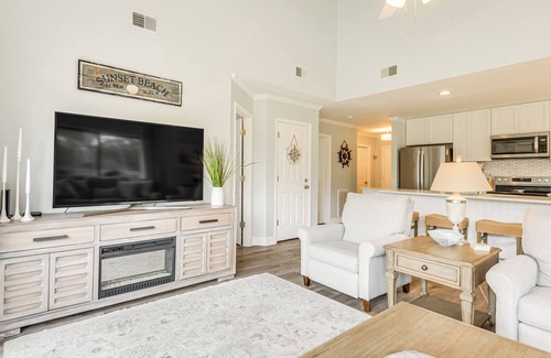 Sea Trail Condo | Bright Sunset Beach Condo w/Golf Course View
