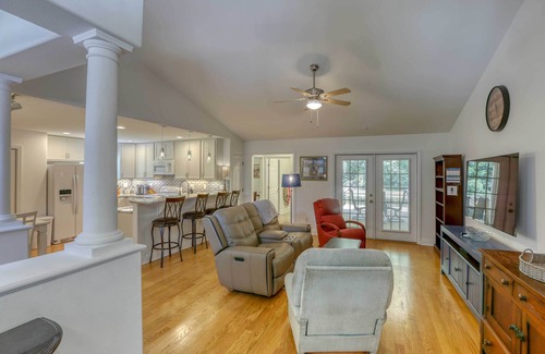 Tallahassee House | Bright Tallahassee Home, 5 Mi to Dtwn & Lake Ella!