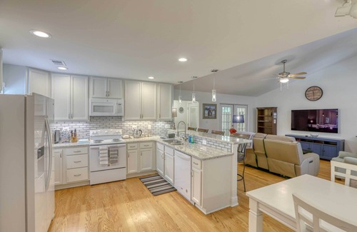 Tallahassee House | Bright Tallahassee Home, 5 Mi to Dtwn & Lake Ella!