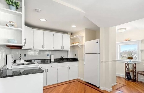 Magnolia Condo | Bright top floor Studio with covered porch and ocean views