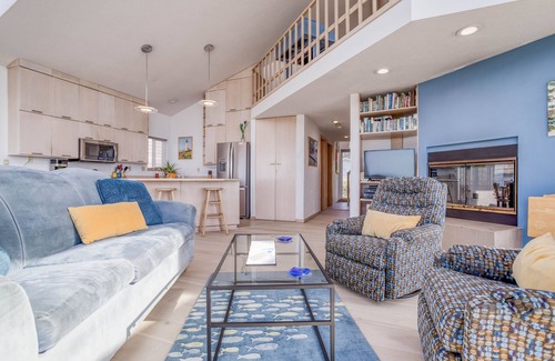 Yachats House | Bright, Updated, Oceanfront Beauty Puts Rugged Yachats Shore at Your Doorstep!