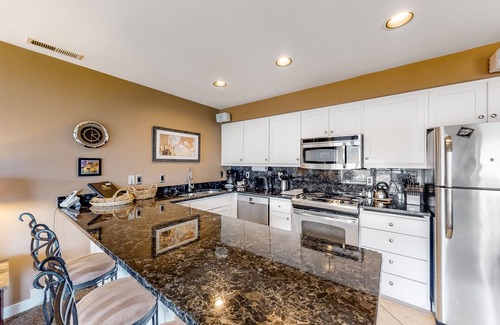 Chelan Condo | Bright Upscale Condo with Views - Pool & Hot Tub Access