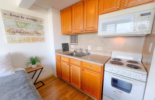 Waikiki Condo | Bright Waikiki Studio Condo by RedAwning