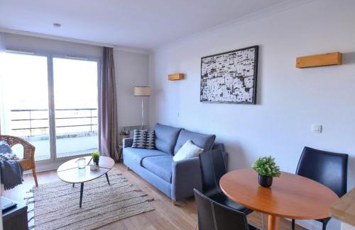 Combat Apartment | Bright with balcony at Buttes Chaumont