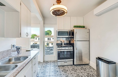 Woodland Apartment | Bright Woodland Apartment: Walk to Main Street