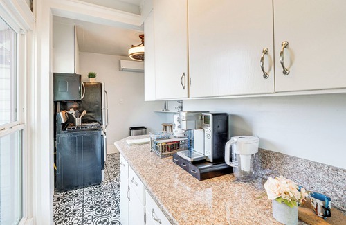 Woodland Apartment | Bright Woodland Apartment: Walk to Main Street