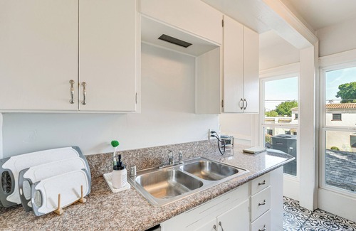 Woodland Apartment | Bright Woodland Apartment: Walk to Main Street