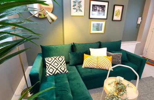 Brighton City Centre Apartment | Brighton, BN1, short and long let, 3 sleeps, 6 mins walk from train station