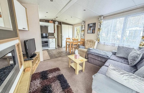 Corton House | Brilliant caravan with a partial sea view in Suffolk ref 32026AZ