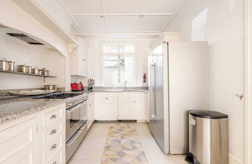 Warwick House | Brilliant Family Townhouse with AC BY By Buckingham Palace - Sleeps 8