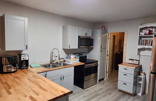 Langley House | Bring the horses! Studio huntbox, full kitchen, 3 stalls, washrack & pastures.